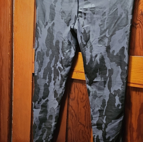 EUC Mono B High-Waisted Black Camo Leggings - Size L - Picture 2 of 4